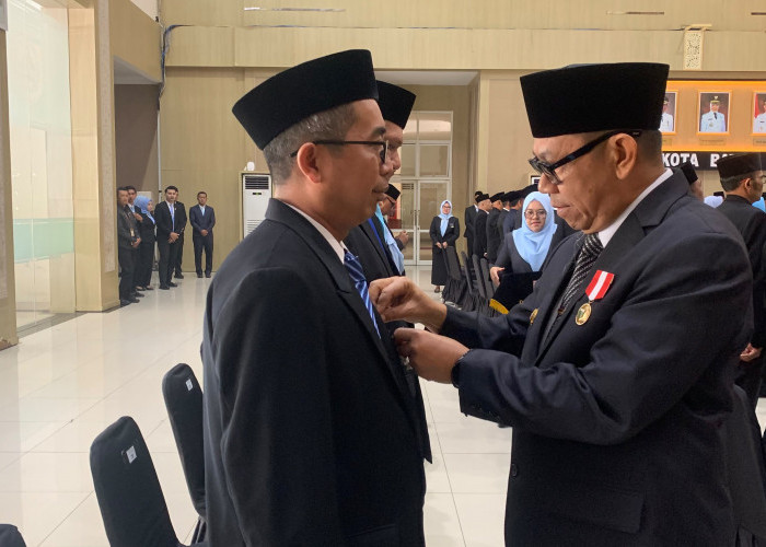Wali Kota Batu Nurochman Serahkan Satyalancana ke 94 ASN, Dorong Pegawai Proaktif Ajukan Penghargaan