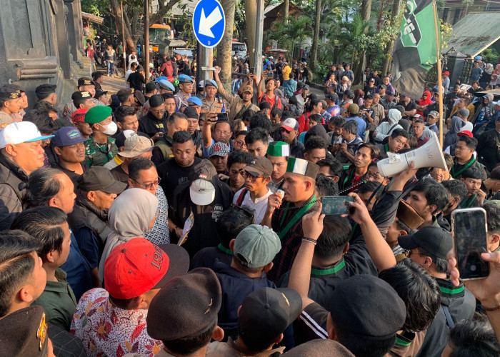 BEM Malang Raya Tunda Aksi, HMI Cabang Malang Orasi di Depan DPRD Kota Malang