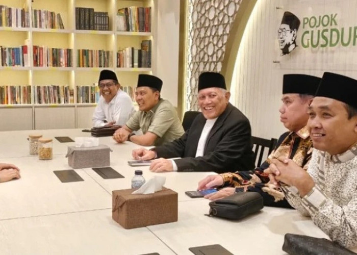 Hari Pertama Ngantor di PBNU, Gus Kikin Kunjungi Pojok Gus Dur dan Bicara Pengurus Baru 
