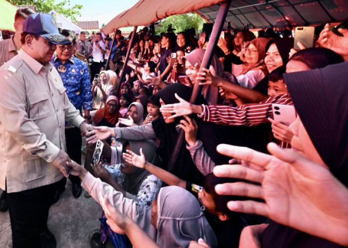 Prabowo Jalan Kaki Susuri Area Posko Pengungsi Banjir, Janji Perbaiki Infrastruktur dan Bantu Warga Terdampak 