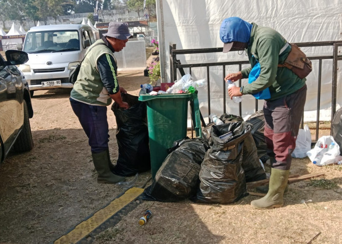 Tim DLH Kota Batu Bergerak Cepat Angkut Ber-Ton Ton Sampah PascaKonser Ndarboy Genk 