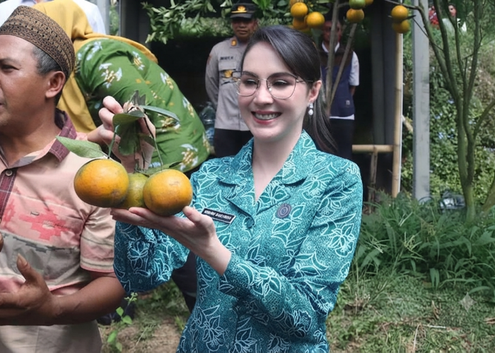 Arumi Bachsin Kunjungi Wisata Petik Jeruk Wagir, Puji Manisnya Jeruk Keprok Siyam Khas Kabupaten Malang