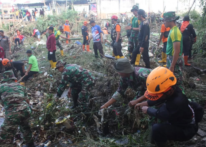 Kodim 0833/Kota Malang Bersama Warga Bersih-Bersih Sungai Amprong Pasca Banjir