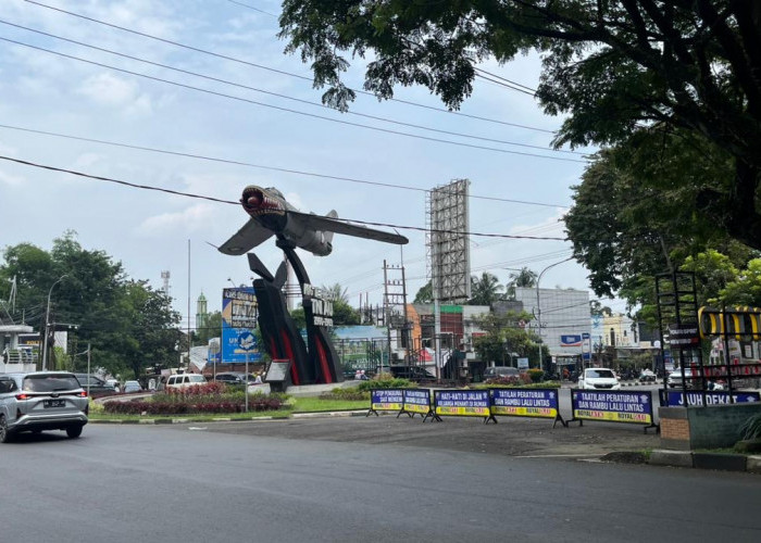 Ramai Lancar, Pengendara Waspadai Hujan di Perempatan Patung Pesawat Soekarno-Hatta