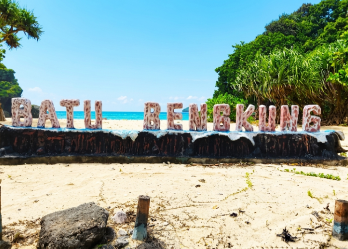 Hantaman Ombak Eksotis dan Kolam Alami Jadi Daya Tarik Utama Wisata Pantai Batu Bengkung Malang