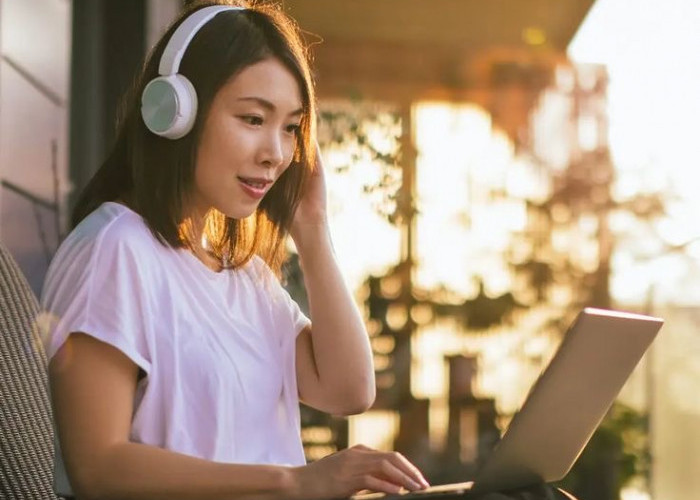 Sering Pakai Earphone saat Belajar? Kenali 4 Mitos dan Fakta Risiko Gangguan Pendengaran