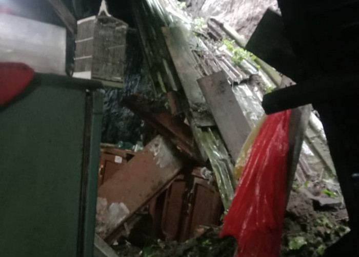 Hujan Deras Picu Longsor di Samaan, Dapur Rumah Warga Ambrol Tertimpa Material Tebing