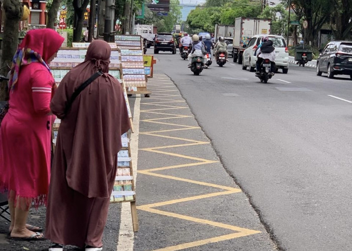 Jelang Lebaran 2026, Jasa Tukar Uang Pinggir Jalan di Kota Malang Diserbu Warga