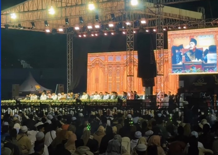 15 Ribu Jemaah Padati Stadion Gajayana, Gus Iqdam Pimpin Doa Bersama untuk Korban Kanjuruhan