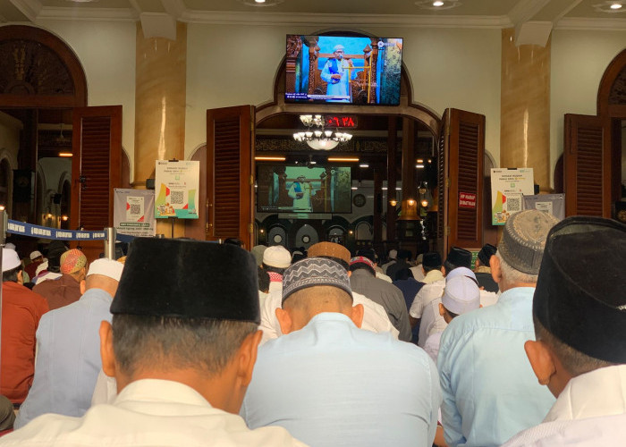Ribuan Jemaah Padati Masjid Jami’ Malang, Khatib Singgung Bekal Amal di Alam Kubur