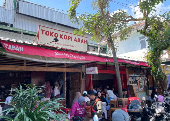 Kopi Abah Pasar Klojen Laris Manis, Tempat Nongkrong Anak Muda, Menu Best Seller Kopi Susu Gula Aren 