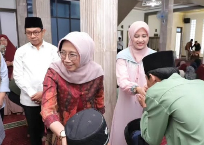 Wali Kota Batu Hadiri Santunan Anak Yatim di Sumbergondo dalam Semarak Ramadan