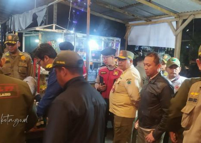 Gelar Operasi di Sukun , Satpol PP Kota Malang Sita 717 Botol Minuman Beralkohol