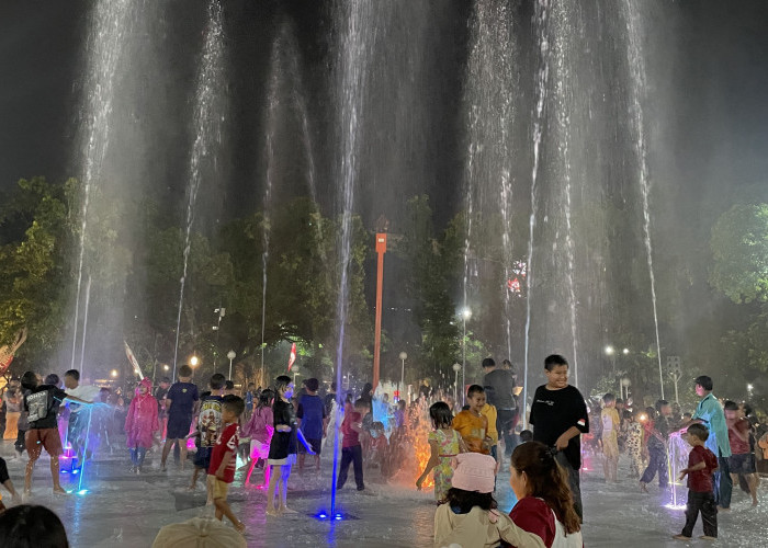 Sabtu Malam, Dry Fountain di Alun-Alun Merdeka Kota Malang Diserbu Anak-Anak 