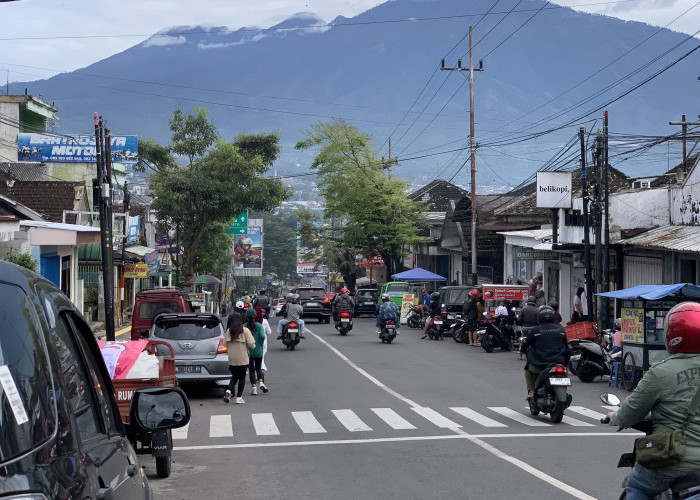 Awali Tahun 2026, Beberapa Warga Kota Batu Isi Pagi Pertama dengan Lari Pagi di Jl Brantas
