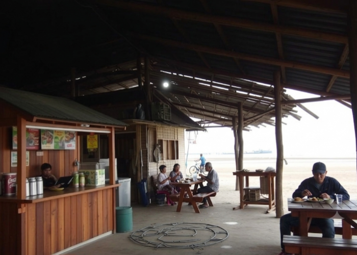 Wisata Kuliner di Tepi Laut: Nikmatnya Kelapa Muda dan Ikan Bakar di Pantai Batu Bengkung