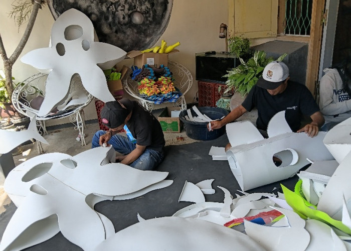 Tio, Perajin Kostum Karnaval 3D Kota Batu Kebanjiran Pesanan Jelang HUT RI, Libatkan Warga Desa