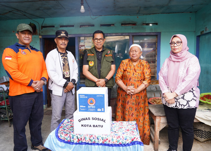 Wali Kota Batu Tinjau Korban Angin Kencang di Desa Giripurno, Salurkan Bantuan dan Santunan
