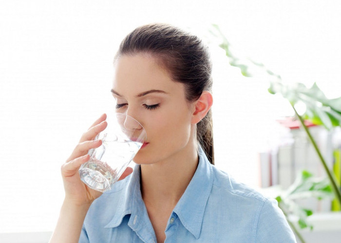 Minum Air Hangat usai Bangun Tidur, Kebiasaan Sederhana dengan Manfaat Besar