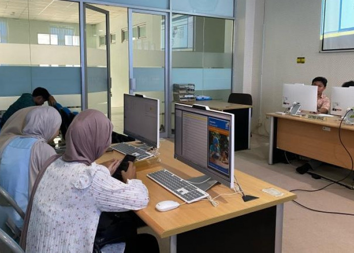 Mahasiawa Prodi Perbankan UIN Diputarkan Film Gampang Cuan Saat Praktik di Lab Mini Bank 