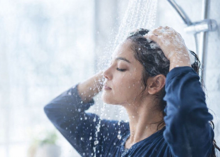 Keramas Siang Hari saat Menjalani Puasa Ramadan, Bagaimana Hukumnya?