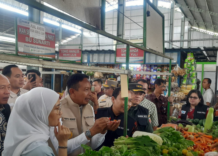 Pantau Harga di Pasar Bunul, Wali Kota Malang Temukan Selisih Takaran Minyak Goreng