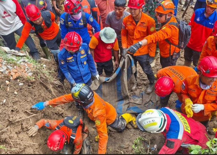 Sekeluarga Tertimbun Longsor di Trenggalek: SAR Gabungan Temukan 4 Jenazah dan 1 Korban Hidup 