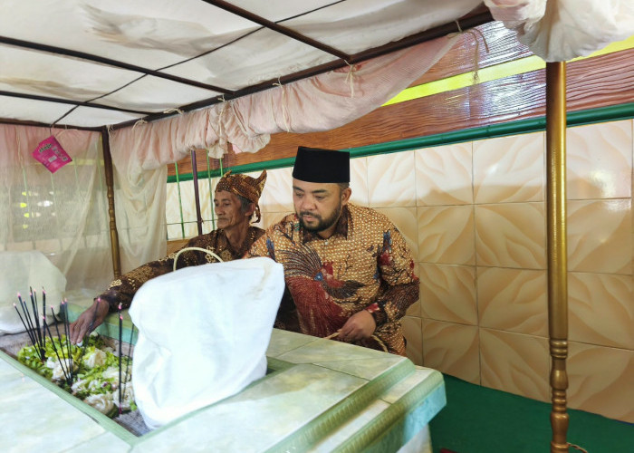 HUT ke-25 Kota Batu, Heli Suyanto Ziarah ke Makam Mbah Patok di Songgoriti