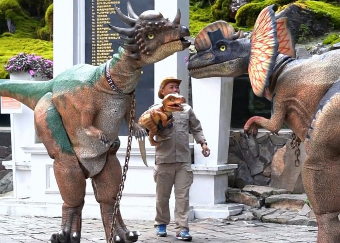 Dino Kostum Meriahkan Liburan di Selecta Kota Batu   ‎