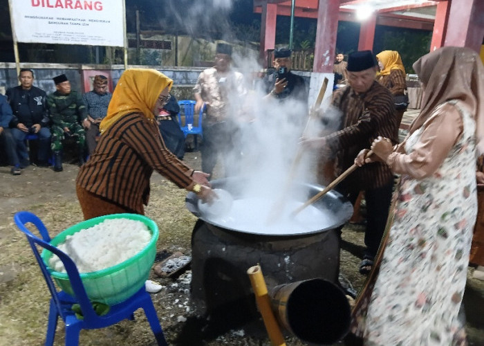Ratusan Warga Songgoriti Nyawiji dalam Tradisi 'Njenang Bareng' Sambut Bulan Suro
