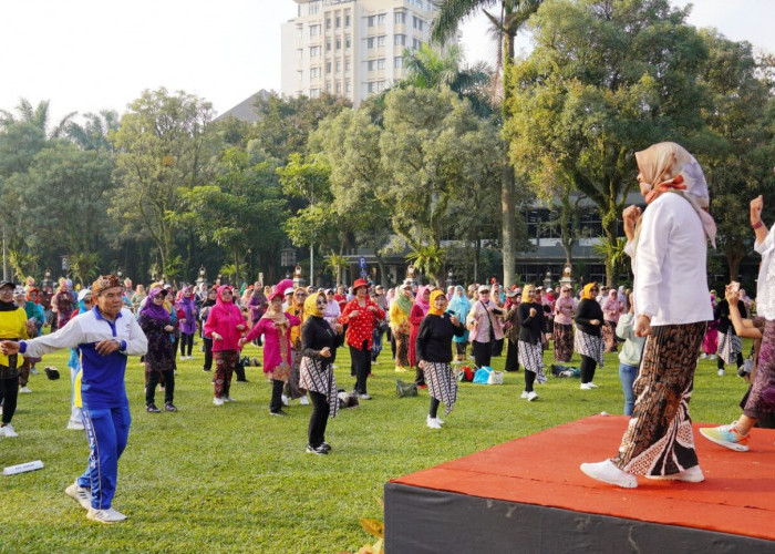 Ratusan Lansia Meriahkan Senam Bersama di UB, Program Lingkar Kampus Tuai Antusiasme