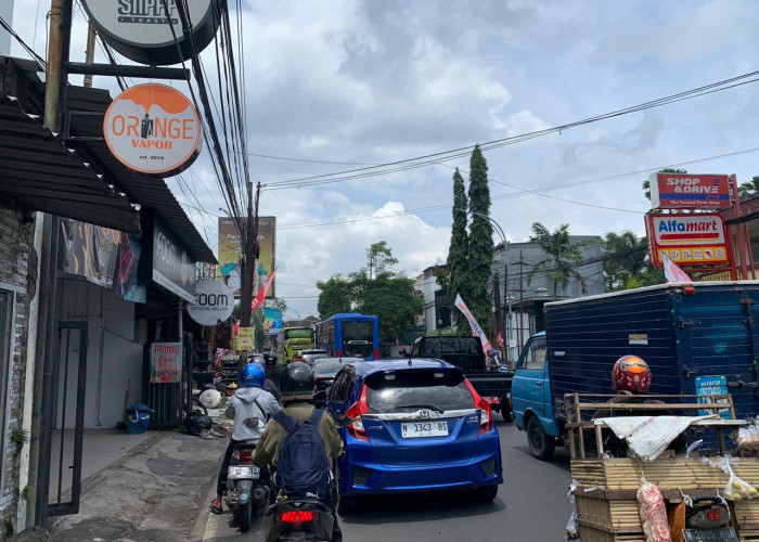 Kemacetan Parah di Jl Tlogomas Malang Akibat Libur Panjang