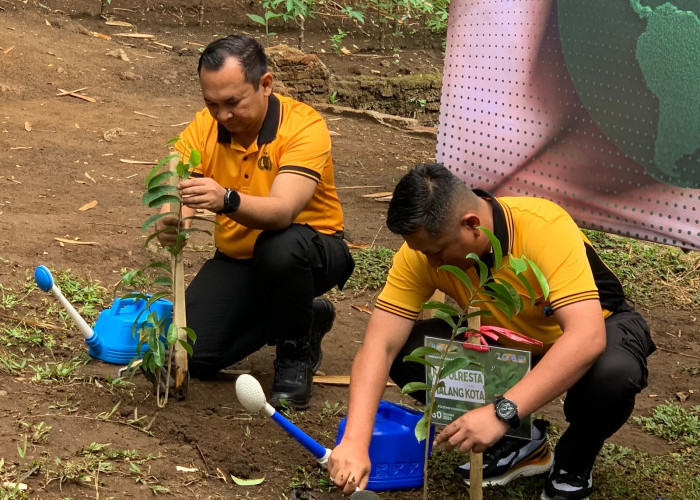 Kapolresta Malang Kota Dorong Pelestarian Mata Air, 200 Pohon Buah Ditanam di Sumber Juwet