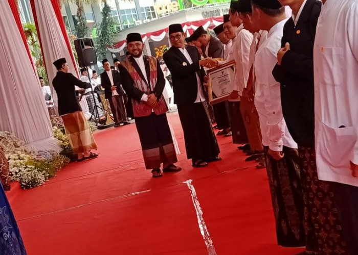  Wali Kota Batu Beri Penghargaan 5 Santri Berprestasi dan Serahkan Izin Operasional 2 Ponpes