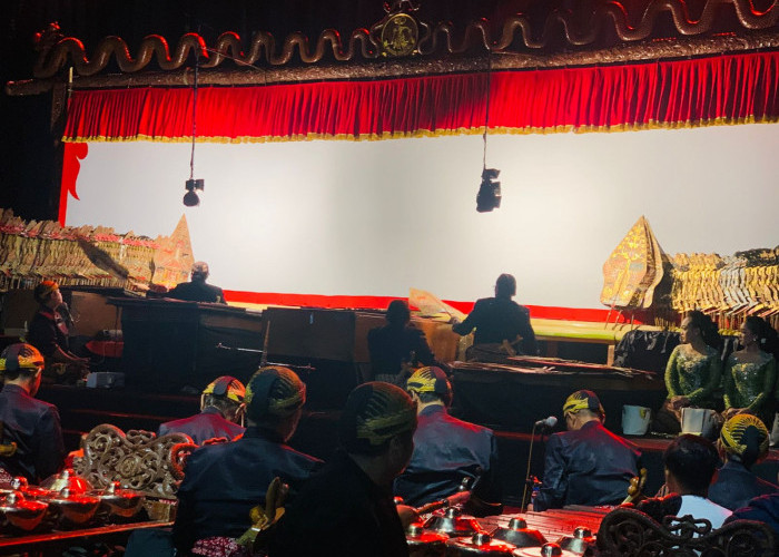 Ribuan Warga Padati Stasiun Kota Baru, Wayang Kulit Banjaran Gatotkaca Meriahkan Hari Kesaktian Pancasila