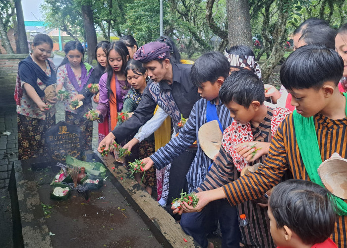 Kakang Mbakyu Cilik Kota Malang Ikuti Tradisi Megengan dan Nyadran di Kampung Budaya Polowijen