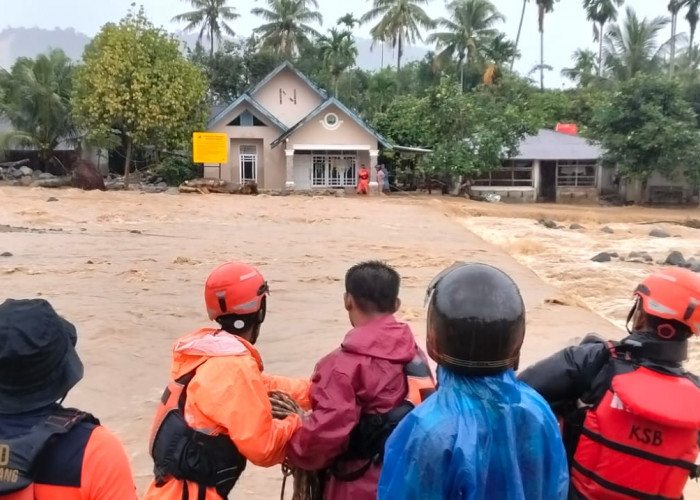 Banjir Padang Rendam 3 Kecamatan, 672 Warga Mengungsi dan 238 Orang Dievakuasi