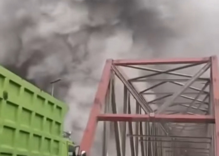 Letusan Sekunder Semeru Kepung Gladak Perak, Pengendara Panik Berlarian Saat Asap Panas Menutup Jembatan