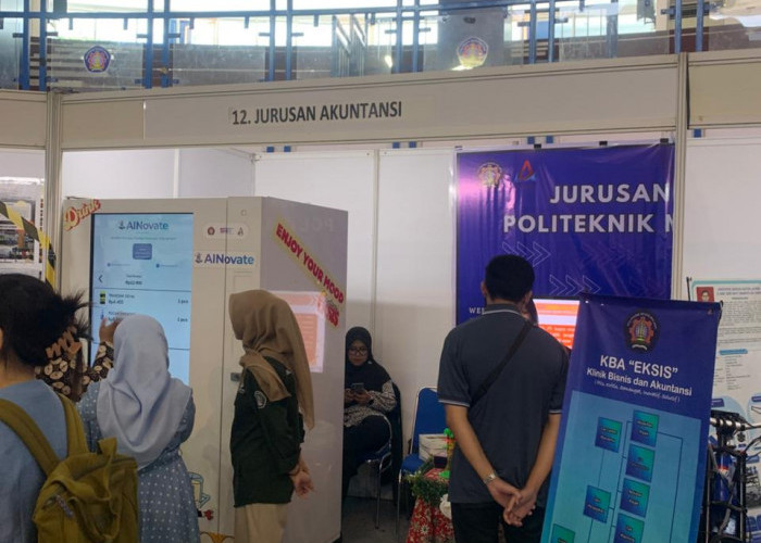 Booth Prodi Akuntansi Polinema Pamerkan Vending Machine, Mencuri Perhatian di International Education Expo