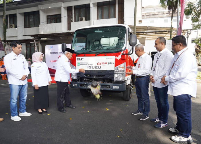 Bank Jatim Serahkan Bantuan Arm Roll Truck ke Bupati Malang untuk Atasi Masalah Sampah