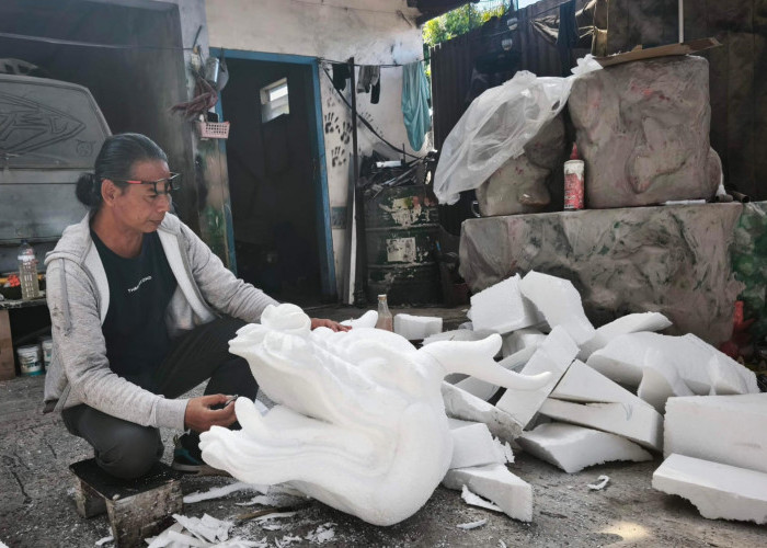 Agus Sujito, Seniman Bulukerto Kota Batu di Balik Patung Fiber Ikonik Destinasi Wisata 