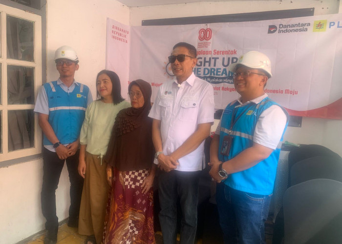PLN Terangi Negeri Jadikan Rumah Warga Penanggungan, Kota Malang Nikmati Listrik untuk Kali Pertama