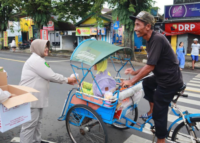 Polres Malang Rutin Bagikan Takjil, Pererat Kebersamaan dengan Masyarakat di Bulan Ramadan