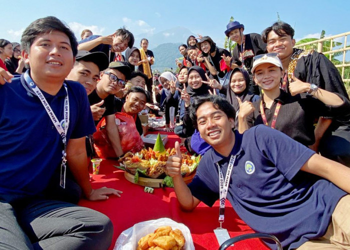 Mahasiswa UM Bantu Wujudkan Jalan Penghubung Dua Desa di Mojokerto