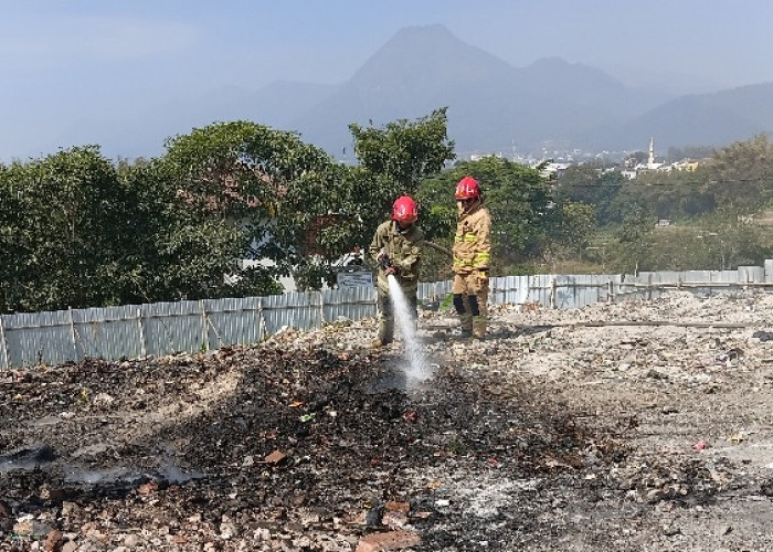 Tumpukan Kompos TPS Sisir Batu Membara, Petugas PMK Bongkar Sampah hingga ke Dasar