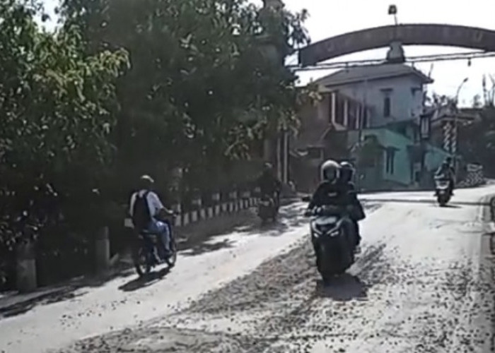 Semen Cor Tumpah di Jalan Curah Susuk Batu, Pengendara Motor Terjatuh