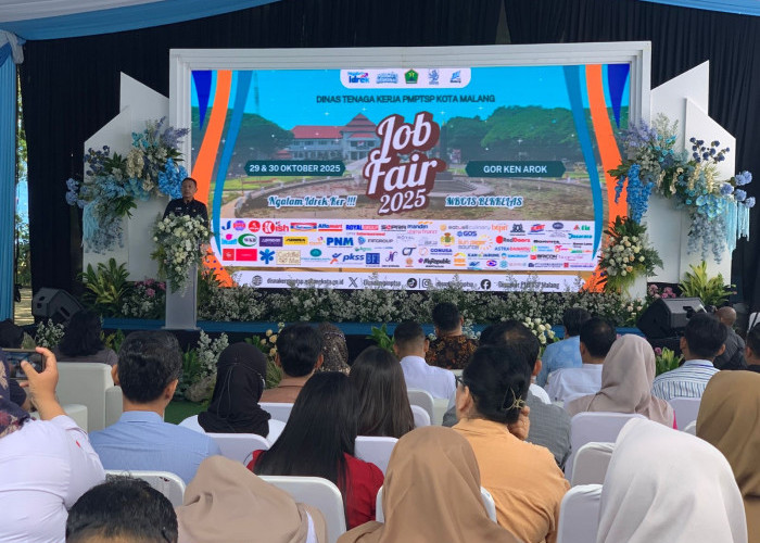 Ribuan Pencari Kerja Serbu Job Fair 2025 di GOR Ken Arok, 80 Perusahaan Sediakan 2.000 Lowongan 