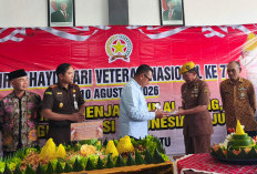 Hari Veteran Nasional ke-77 di Batu, Veteran 99 Tahun M Sholeh Terima Potongan Tumpeng dari Cak Nur