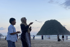 Libur Kenaikan Isa Almasih, Wisatawan Padati Pantai Pulau Merah Banyuwangi hingga Nikmati Sunset