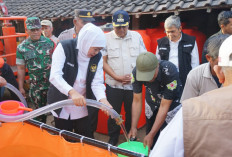 Bakorwil Malang Dampingi Gubernur Salurkan Bantuan Air Bersih dan Pangan Terjangkau